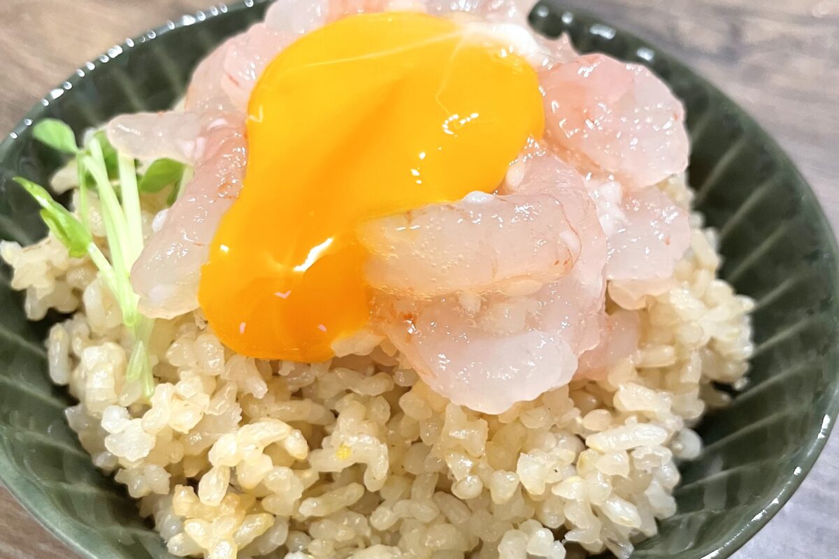 えびの塩辛卵黄のせご飯